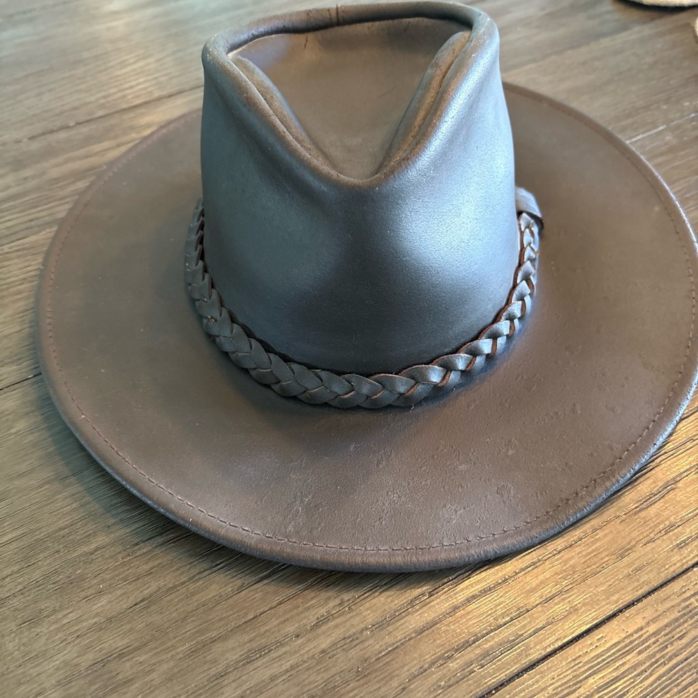 Leather brown men’s hat, great condition
